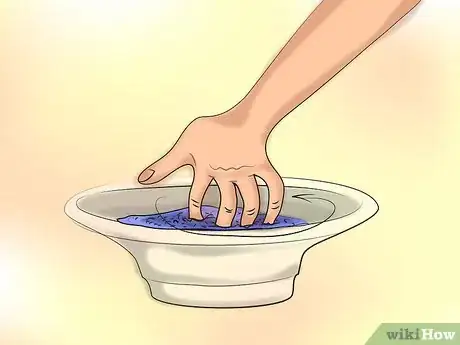 Step 4 搅拌精油、定色剂和香料。