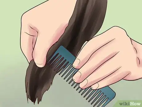 Step 3 为了避免疼痛，梳头时把头发拿起来。