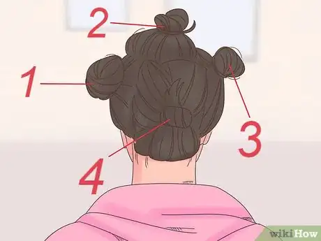 Step 2 把头发分成四部分，用夹子夹住。