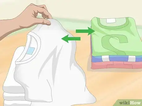 Step 1 把白色的衣服和其它颜色的衣服分开。