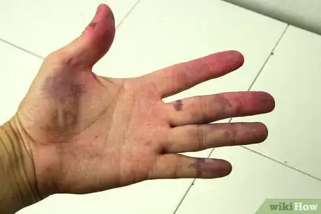 Step 1 双手沾到染发剂后，必须马上采取行动。