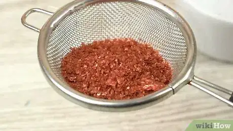 Step 7 将亮粉倒入筛子，滤出较大的碎片。