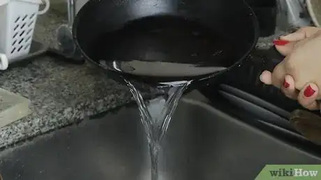 Step 4 把脏水倒进水槽。