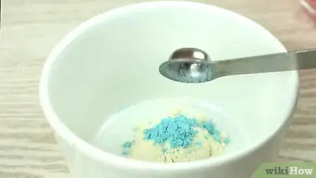 Step 3 在一个小碗混合泰勒粉和金属光泽色粉。