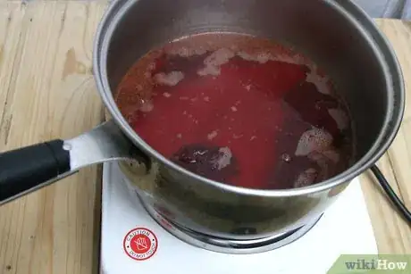 Step 5 把剩下的食材放入刚才用过的炖锅中，用高火煮至沸腾。