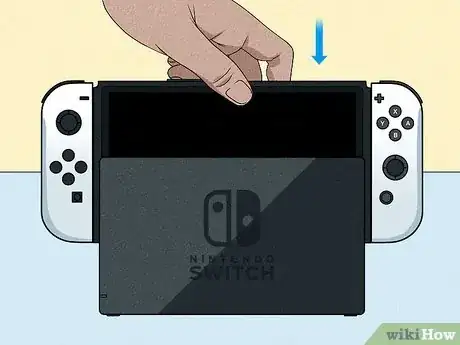 Step 6 把任天堂Switch正确插入底座中。