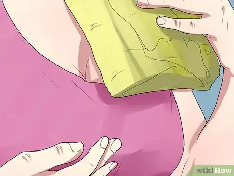 Step 2 如果乳房变得柔软，可以用热敷。