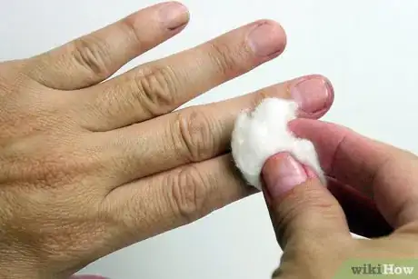 Step 4 第二天早晨，用棉球清除多余的婴儿油。