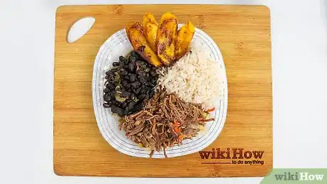 Step 3 Pabellón（以黑豆、米饭佐以香蕉、肉丝制成的委内瑞拉名菜）玉米饼。