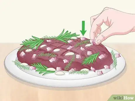 Step 1 烤鹿肉时涂猪油或嵌进肥腊肉。