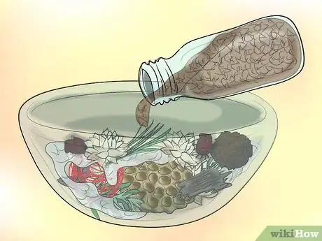 Step 5 在粗盐的一层洒一些红糖。
