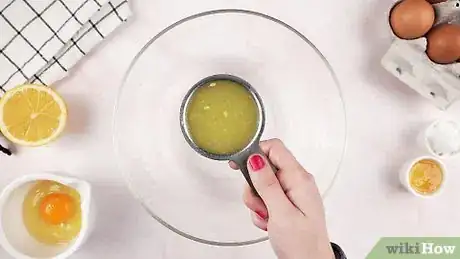 Step 1 利用柠檬汁中的柠檬酸来洗掉椰子油。