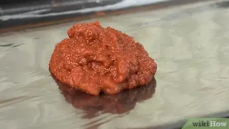 Step 4 将明胶混合物倒到一大张塑料或醋酸酯片上。