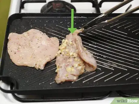 Step 5 烤架加热后放上鸡胸肉。