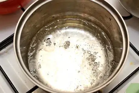 Step 1 在浅汤锅中蓄满水，并把盘子拿去煮一煮。