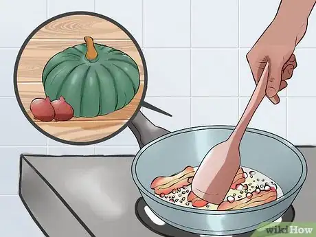 Step 5 把洋葱和碎瓜肉炒一炒。