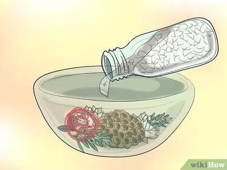 Step 3 在第一层花的上面洒入一层粗盐。