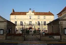 The town hall in Égreville