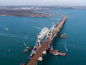 The installed arches of the bridge and the process of sliding the spans of the road bridge to the arch