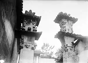 Image 1Que pillar gates of Chongqing that once belonged to a temple dedicated to the Warring States period general Ba Manzi (from Chinese culture)