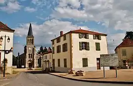 The church and surroundings in Chenay-le-Châtel