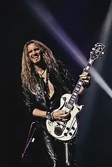 Hoekstra performing with Whitesnake in 2019