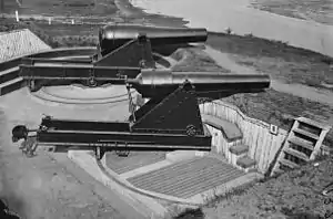 Period photograph of Battery Rodgers Alexandria, Virginia showing a 15-inch Rodman gun mounted on a center-pintle barbette carriage (rear) and an 8-inch (200-pounder) Parrott rifle mounted on a front-pintle barbette carriage (front). The 8-inch Parrott rifle used the same carriage as the 10-inch Rodman gun.