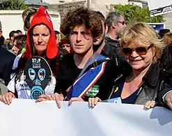 The regional councilor Julien Bayou girds his scarf, worn by mistake on the left shoulder (2011).