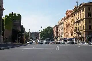 Corso d'Italia at the border between the Quartiere Salario and the historic center; on the left, the Aurelian Walls.