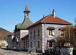 The town hall in Servance