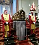 The Noodkist on the choir stairs, with 2 guards