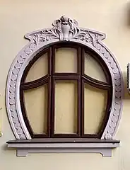 Round windows, inspired by moon gates (a traditional architectural element in Chinese gardens) – Window of Strada Jules Michelet no. 21 in Bucharest, unknown architect (c. 1900)