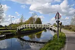 A typical bridge, a kwakel, in Lange Linschoten