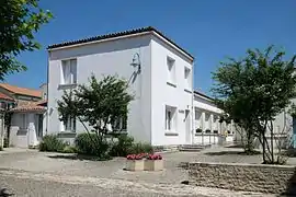 The town hall in Taugon