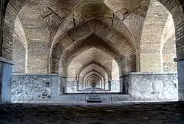 A view of the arches under Si-o-se-pol.