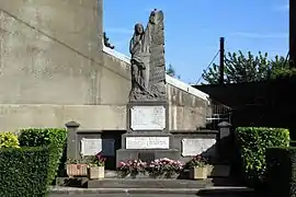 The war memorial in Capinghem