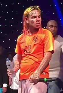 6ix9ine gesturing at the camera