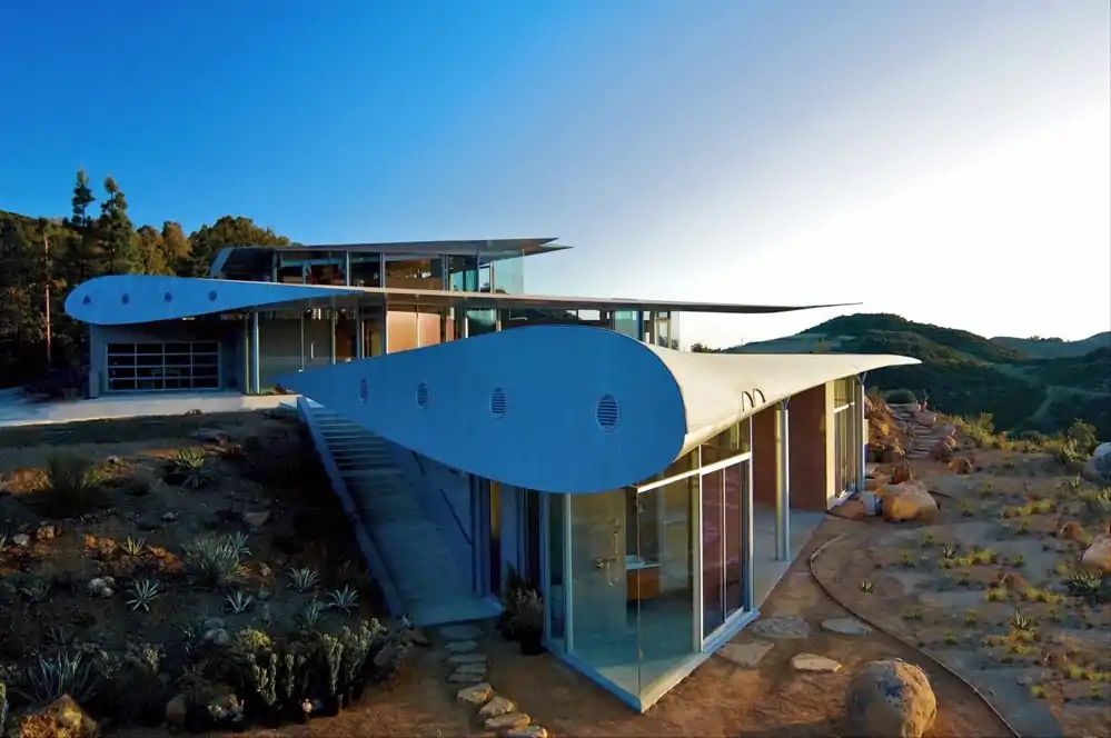 747 Wing House, Malibu, California, U.S.(Season 1, Episode 1; "Mountain")