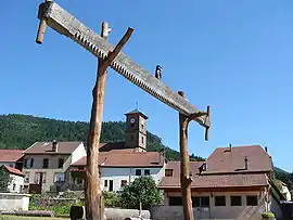 A two-man saw sculpture in Allarmont