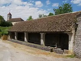 The washhouse and church in Amondans