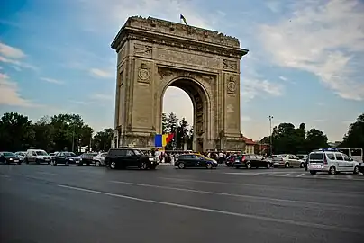 Traffic passing the Arcul de Triumf in 2012