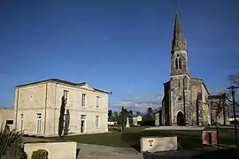 The town hall and church in Arsac