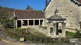 The wash house and fountain in Autoreille