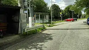 Side platforms surrounding double-tracked railway line