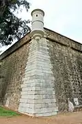 Corner curtain walls with good masonry, bartizan and spillways in the lower zone.