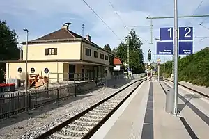 Island platform with two tracks