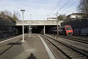 Island platform located in a cut below ground level