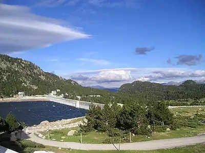 The dam at the southern end of the lake.