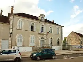 The town hall in Bazarnes