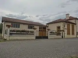 The town hall in Bazugues